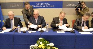 Los secretarios generales de UGT y CC.OO de Asturias y el presidente de FADE firman el Acuerdo para la Competitividad, el Empleo y el Bienestar de Asturias (ACEBA), con el Gobierno Regional.