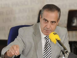 Celestino corbacho, ministro de Trabajo, en la sesión de control del parlamento 