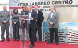 Durante la entrega de los pisos de Vitra en Langreo