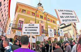 Acampan en Sama tras evitar la Policía que ocupasen el Campo San Francisco de Oviedo tras la marcha que el pasado jueves les llevó a pie desde La Felguera a la Junta General