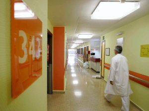 El San Agustín inicia el cierre de las plantas de Hematología y Ginecología