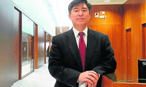 Entrevista a Edward J. Shin, especialista de reconocido prestigio mundial en el tratamiento multidisciplinar del cáncer 