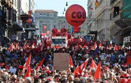 La protesta contra el plan de austeridad no inmuta, por el momento, a Berlusconi