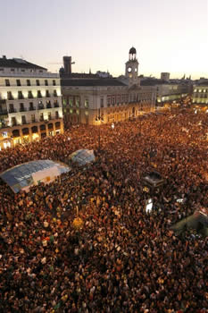 Abarrotada la Puerta de Sol y las calles próximas  300.000 personas en Barcelona 