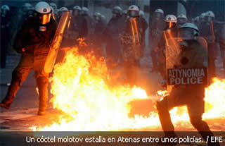 Más de 100.000 griegos en la manifestación de Atenas contra los ajustes que acaba en batalla campal