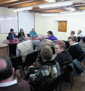 Charla-debate «La reforma laboral» celebrada en la Casa de la Buelga de Ciaño, con la participación de la gerente de los servicios jurídicos del sindicato UGT