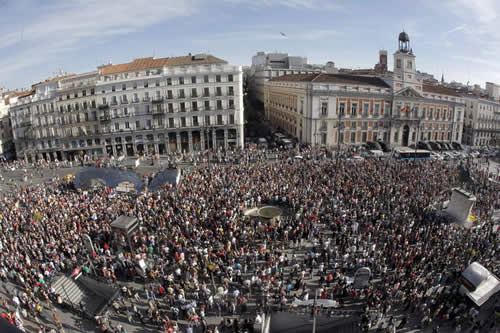 Miles de personas se manifiestan en la Puerta del Sol en la última jornada autorizada para celebrar el primer aniversario del movimiento