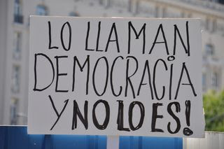 20120927121457-lo-llaman-democracia-y-no-lo-es.jpg
