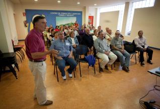 La charla de ayer de la plataforma ciudadana de Avilés por la defensa de los servicios públicos y contra los recortes, también dio para tratar del conflicto entre los sindicatos asturianos de sanidad y el SESPA