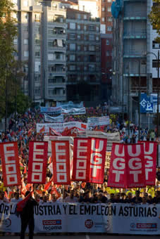 Miles de personas por el futuro de Asturias