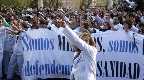 La lucha en defensa de la Sanidad Pública continúa en Madrid con mucha imaginación y entusiasmo (ellos son la cara, aquí en Asturias tenemos la cruz, ¡¡y vaya cruz!!)