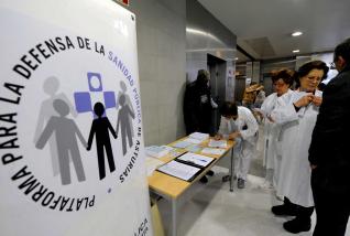 Presentando las demandas en Oviedo, con una toma simbólica del C.S. de La Lila