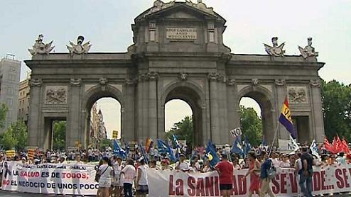 Con la esperanza puesta en los frentes jurídicos, la séptima marea de este año abrazó la simbólica puerta de Alcalá