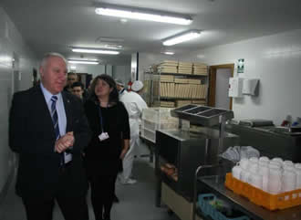 En visita al Hospital de Jarrio con motivo de la renovación de la cocina del centro