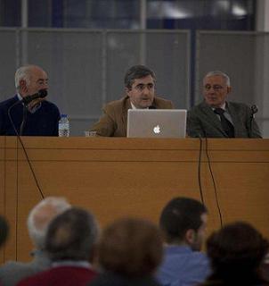 El cardiólogo asturiano habló en Sotrondio sobre tratamientos y prevención de enfermedades relacionadas con el corazón