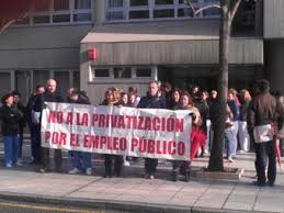 Los sindicatos acampan ante la Mixta de Pumarín contra los recortes en geriátricos