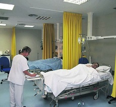 Los hospitales asturianos cierran este verano 228 camas, la mitad que en 2013