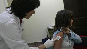 La Asociación Española de Pediatría (AEP) pidió ayer la introducción en el calendario vacunal de la vacuna de la meningitis B