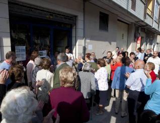 Decenas de vecinos protestan en Barros por el relevo de médicos