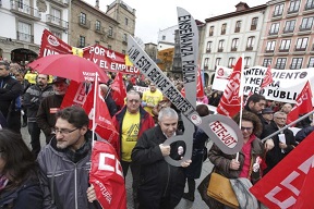 La protesta paralela a las de las marchas de la dignidad, convocadas por CC.OO. y UGT, y calificadas por el 22-M como contraprogramación, reúne en Asturias a