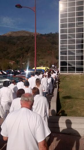 Celebrada la concentración con mini-manifestación en el Hospital Valle del Nalón