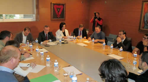 Reunión del Consejero de Sanidad con los alcaldes del área VI (Oriente de Asturias) ayer en el hospital de Arriondas