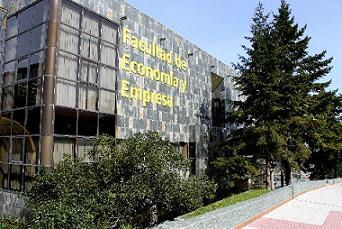 Todos los admitidos convocados en llamamiento único para el día 17 de diciembre de 2016 (sábado) a las 11.00 horas, en la Facultad de Economía y Empresa de la Universidad de Oviedo, sita en Avda. del Cristo, s/n (Oviedo)